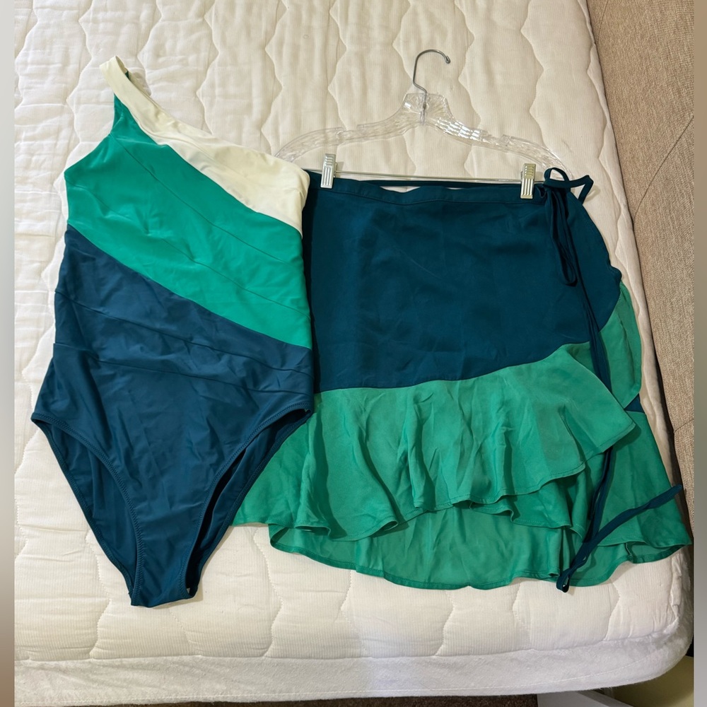 Summersalt long torso Sidestroke swimsuit size 10 with matching XL wrap skirt